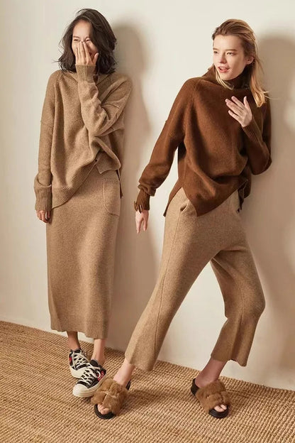 Women's Oversized Cashmere Turtleneck Knit Sweater – Detail shot of cashmere knit texture across shoulder seam