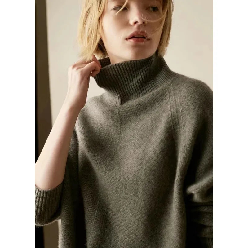 Women's Oversized Cashmere Turtleneck Knit Sweater – Close-up of gray cashmere fabric texture and rib-knit cuffs