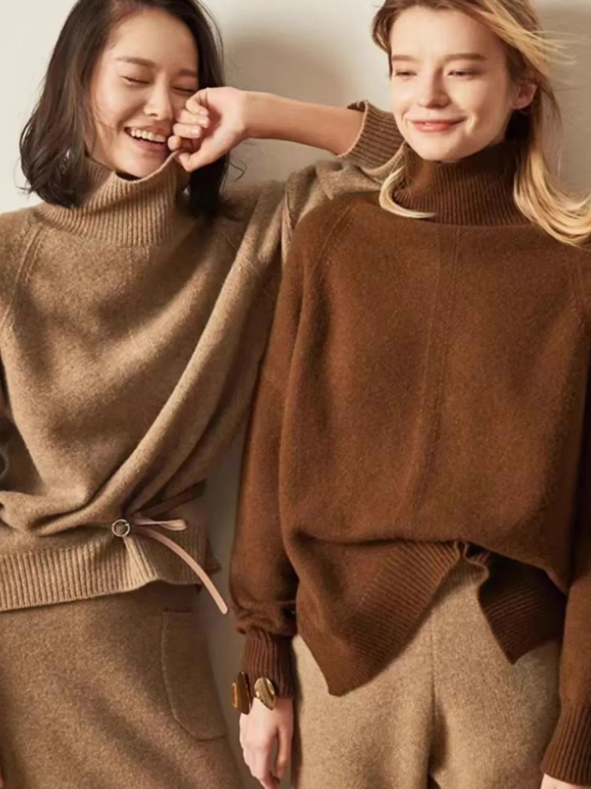 Women's Oversized Cashmere Turtleneck Knit Sweater – Front view of camel oversized cashmere turtleneck sweater on model