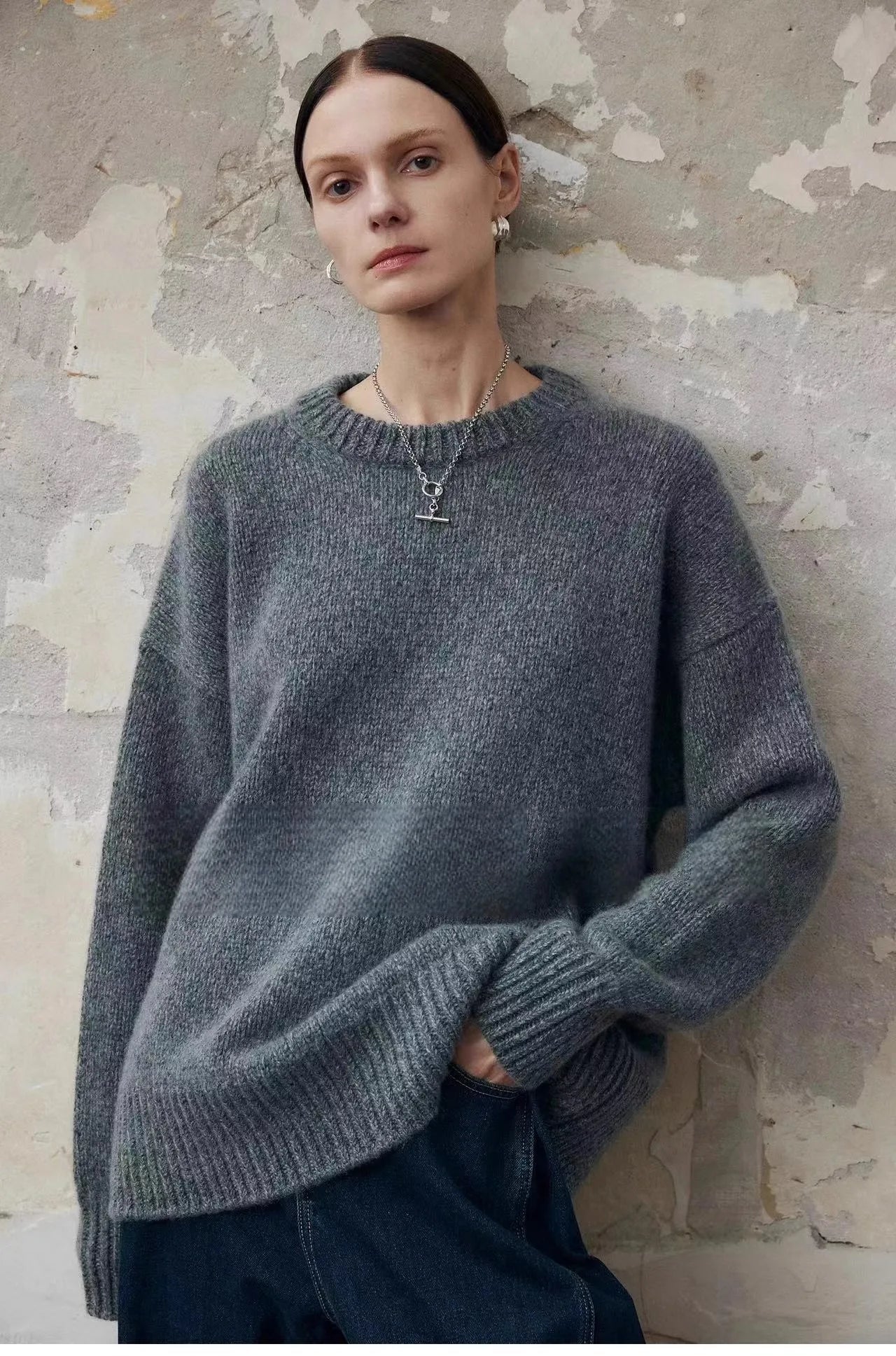 Women's Oversized Pure Cashmere Knit Sweater – Model wearing gray oversized cashmere sweater with jeans