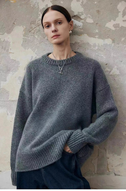Women's Oversized Pure Cashmere Knit Sweater – Model wearing gray oversized cashmere sweater with jeans