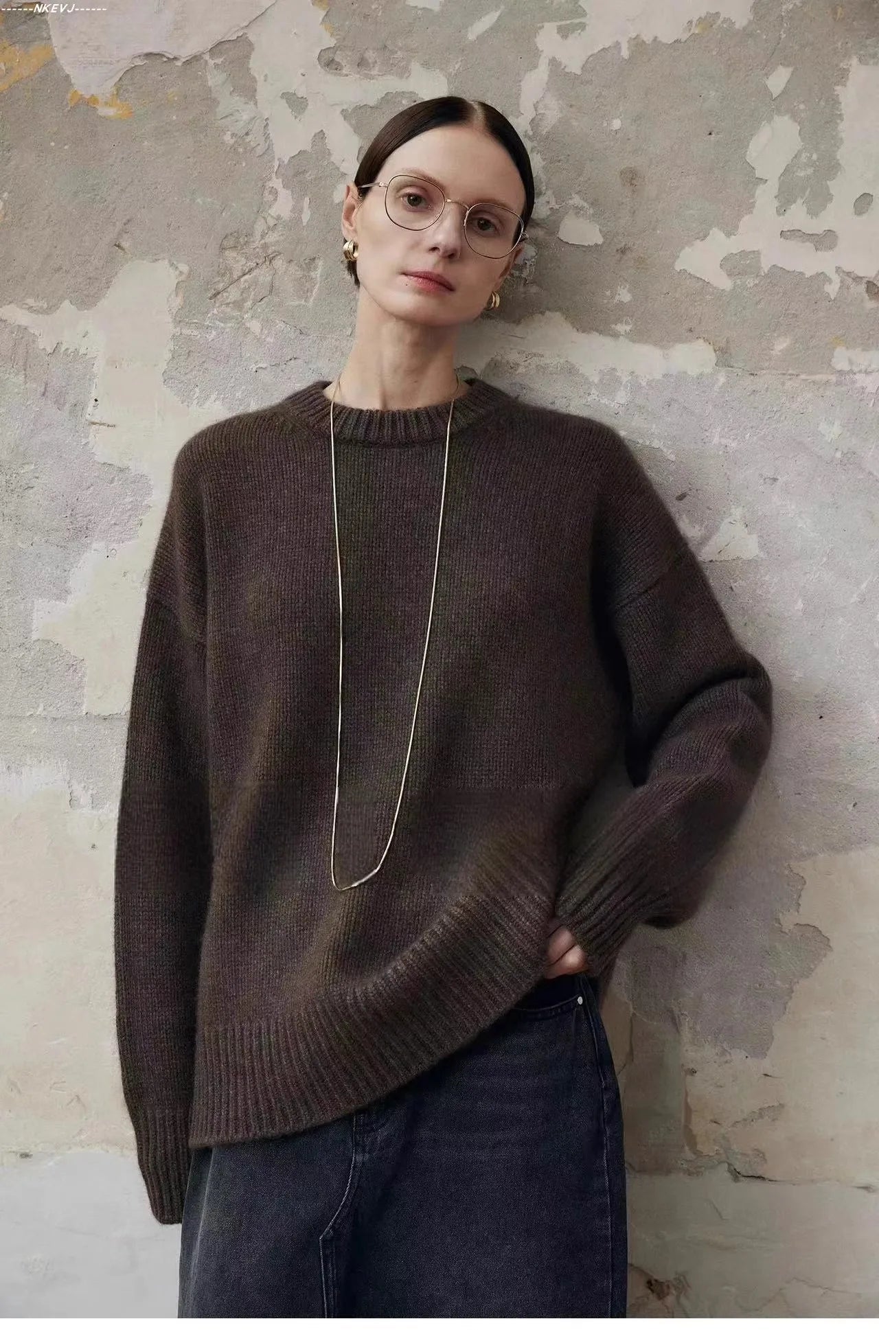 Women's Oversized Pure Cashmere Knit Sweater – Model wearing white oversized cashmere sweater styled casually