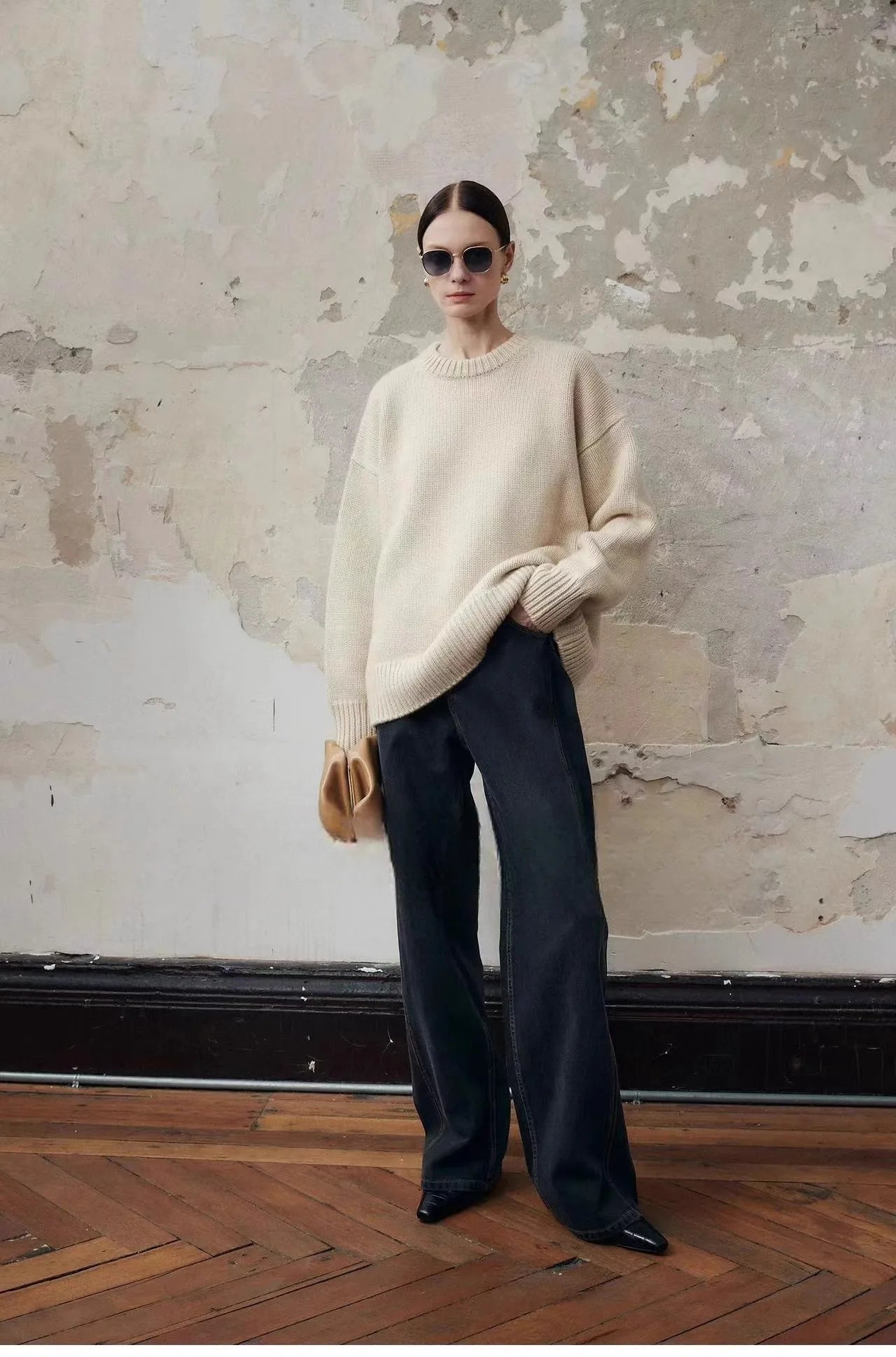 Women's Oversized Pure Cashmere Knit Sweater – Model wearing brown oversized cashmere sweater layered look