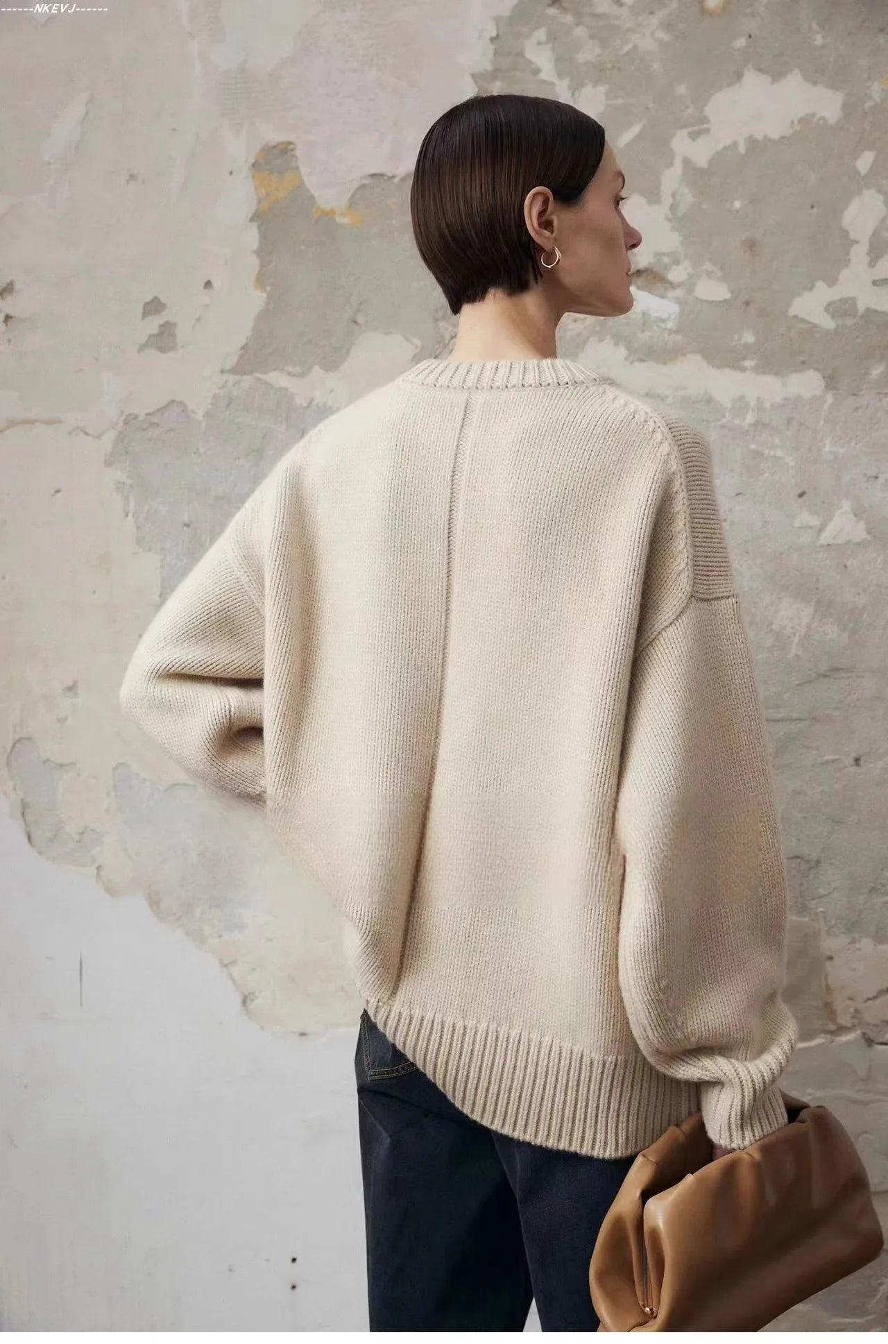 Women's Oversized Pure Cashmere Knit Sweater – Flat lay of white cashmere sweater